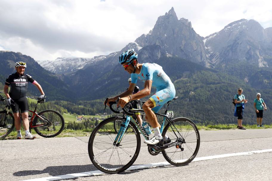 Vincenzo Nibali inizia la cronoscalata dell&#39;Alpe di Siusi, quindicesima tappa del Giro d&#39;Italia, con soli 18&#39;&#39; di ritardo da Valverde all&#39;intermedio. Afp